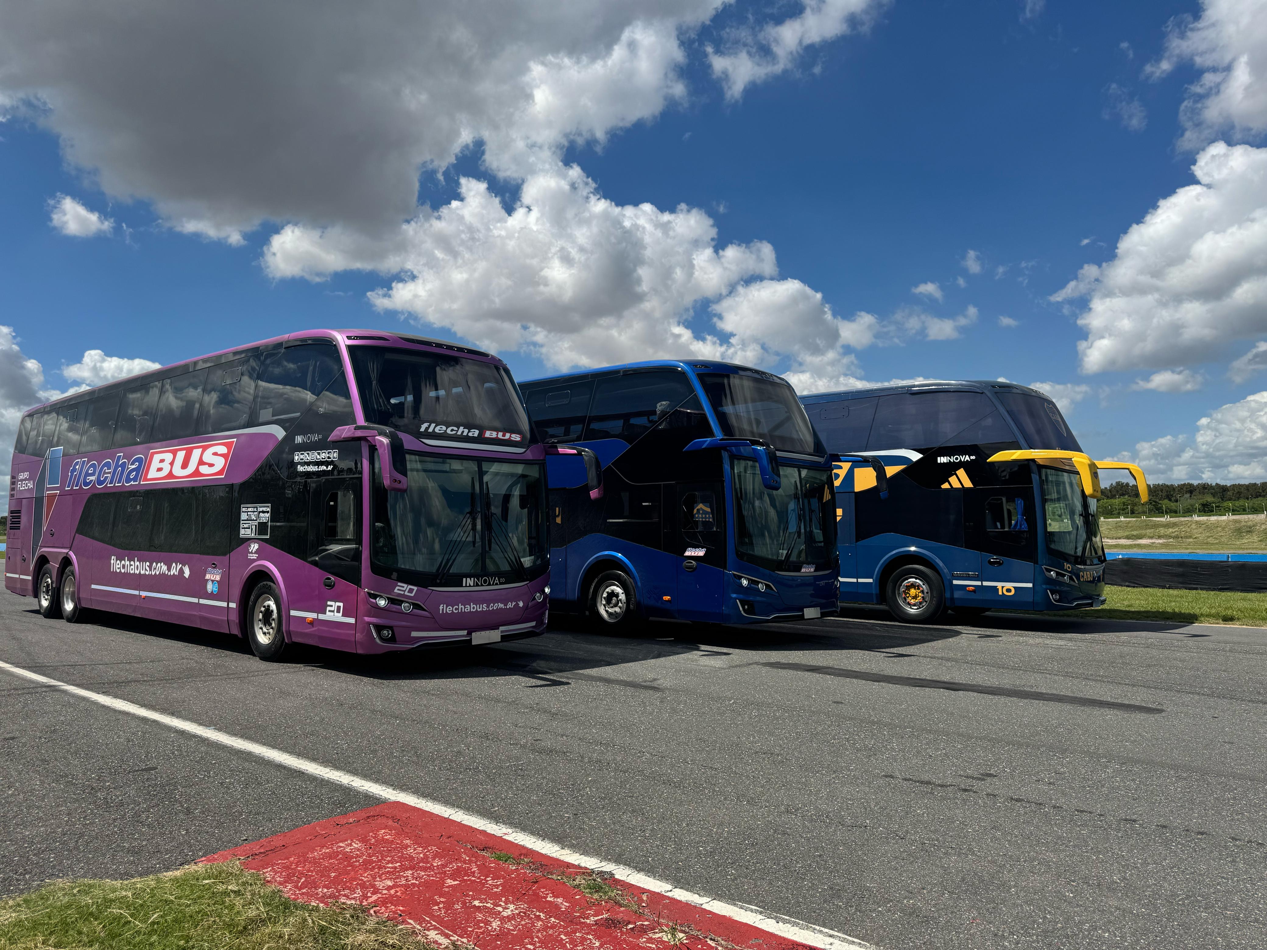 Tres unidades doble piso Busscar en pista