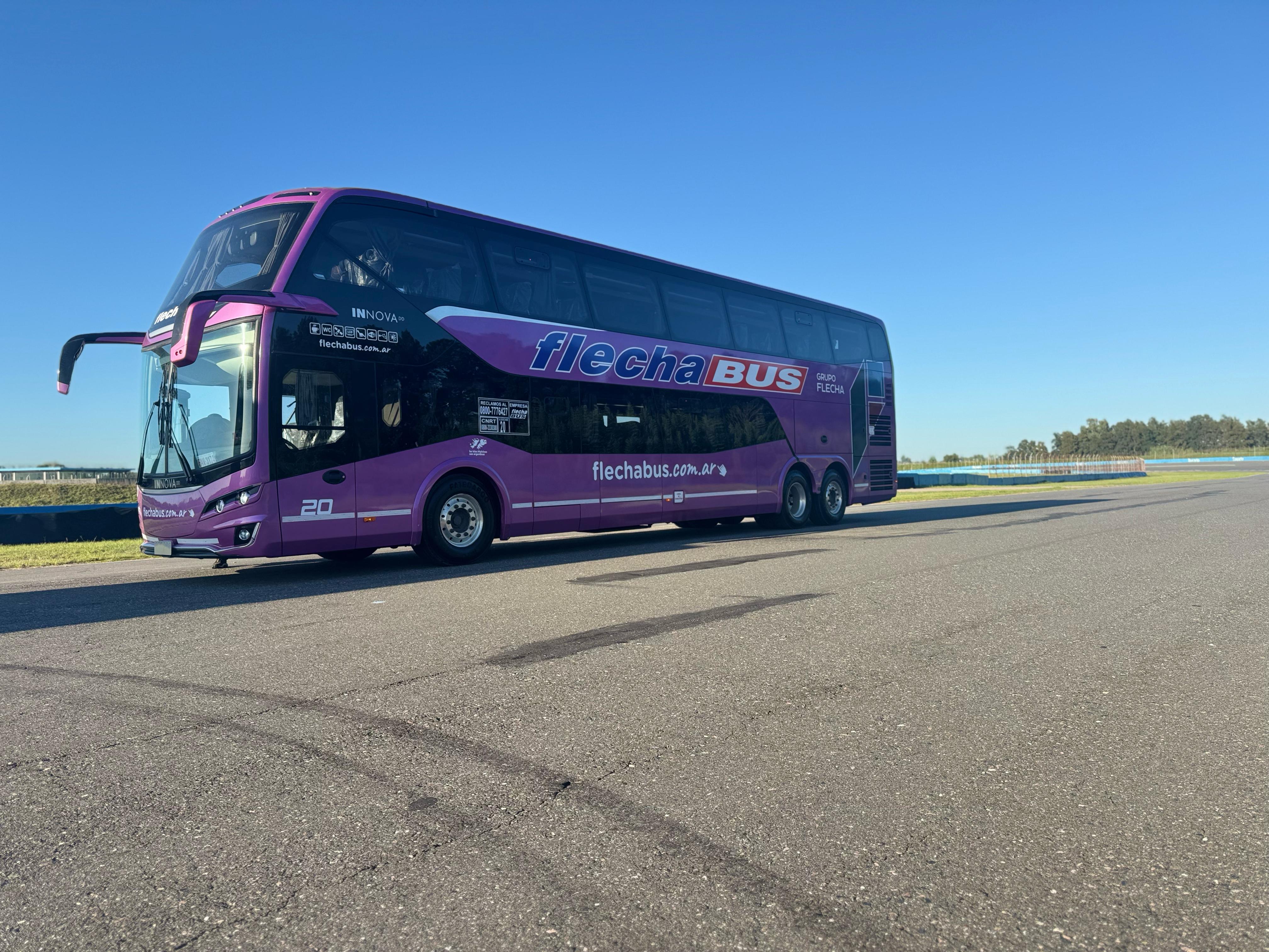Unidad doble piso Busscar en color violeta de Flecha Bus