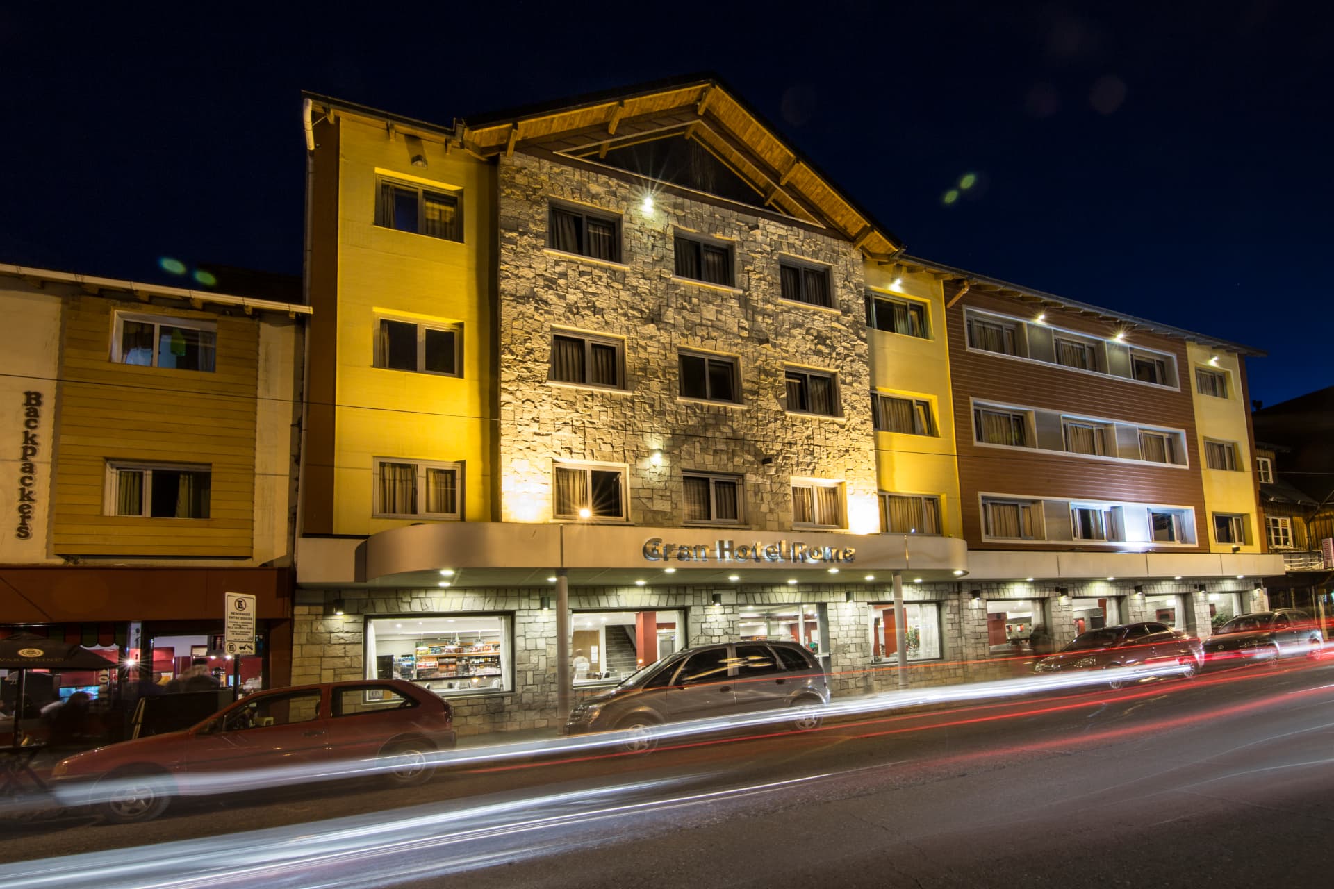 Fachada nocturna del Gran Hotel Roma
