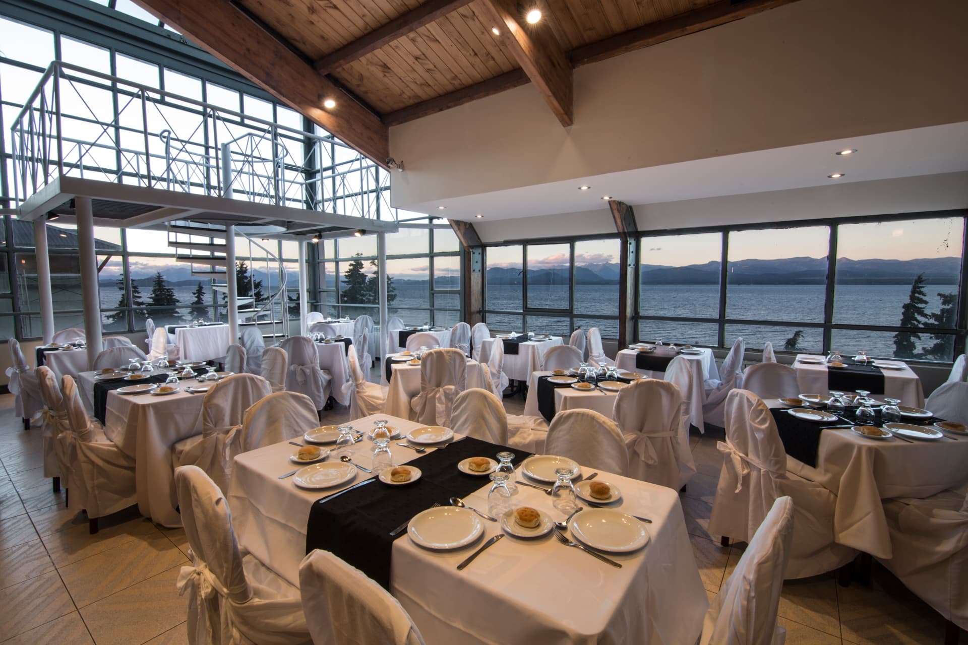 Restaurante con vista al lago en Hoteles Arrayanes