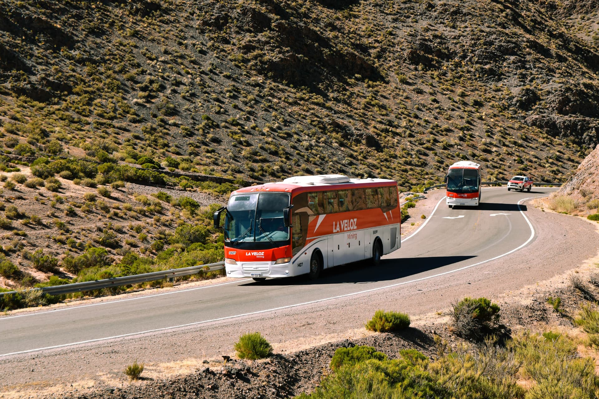 Buses de La Veloz Mining en ruta de montaña