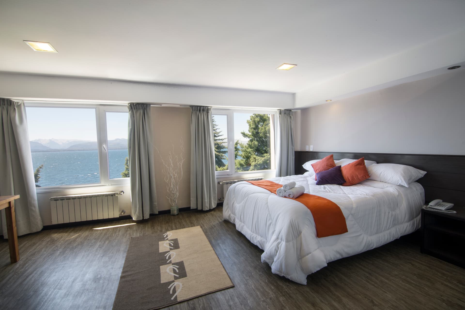 Habitación matrimonial con vista al lago en Hoteles Arrayanes