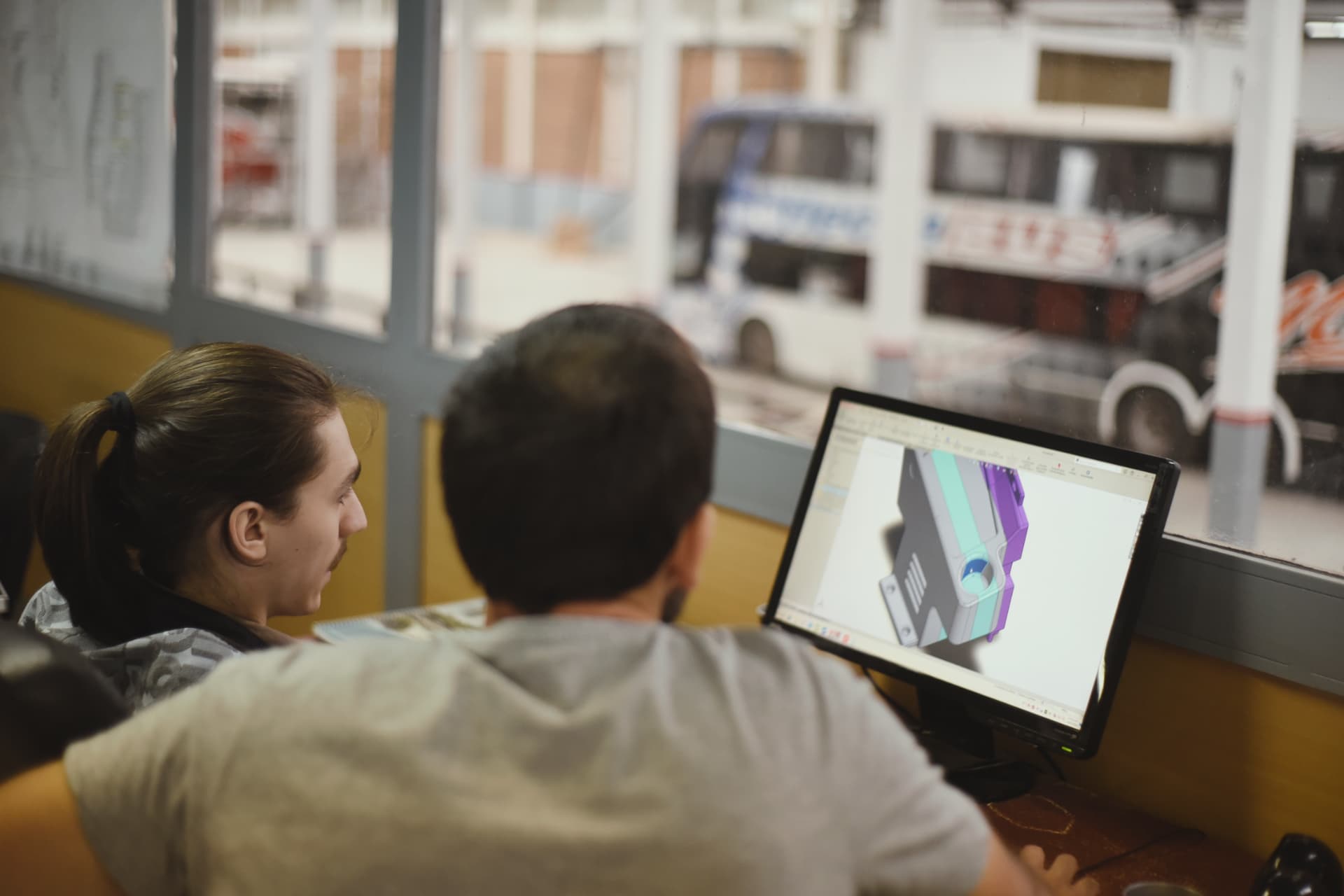 Equipo de diseño trabajando sobre un modelo industrial en CAD