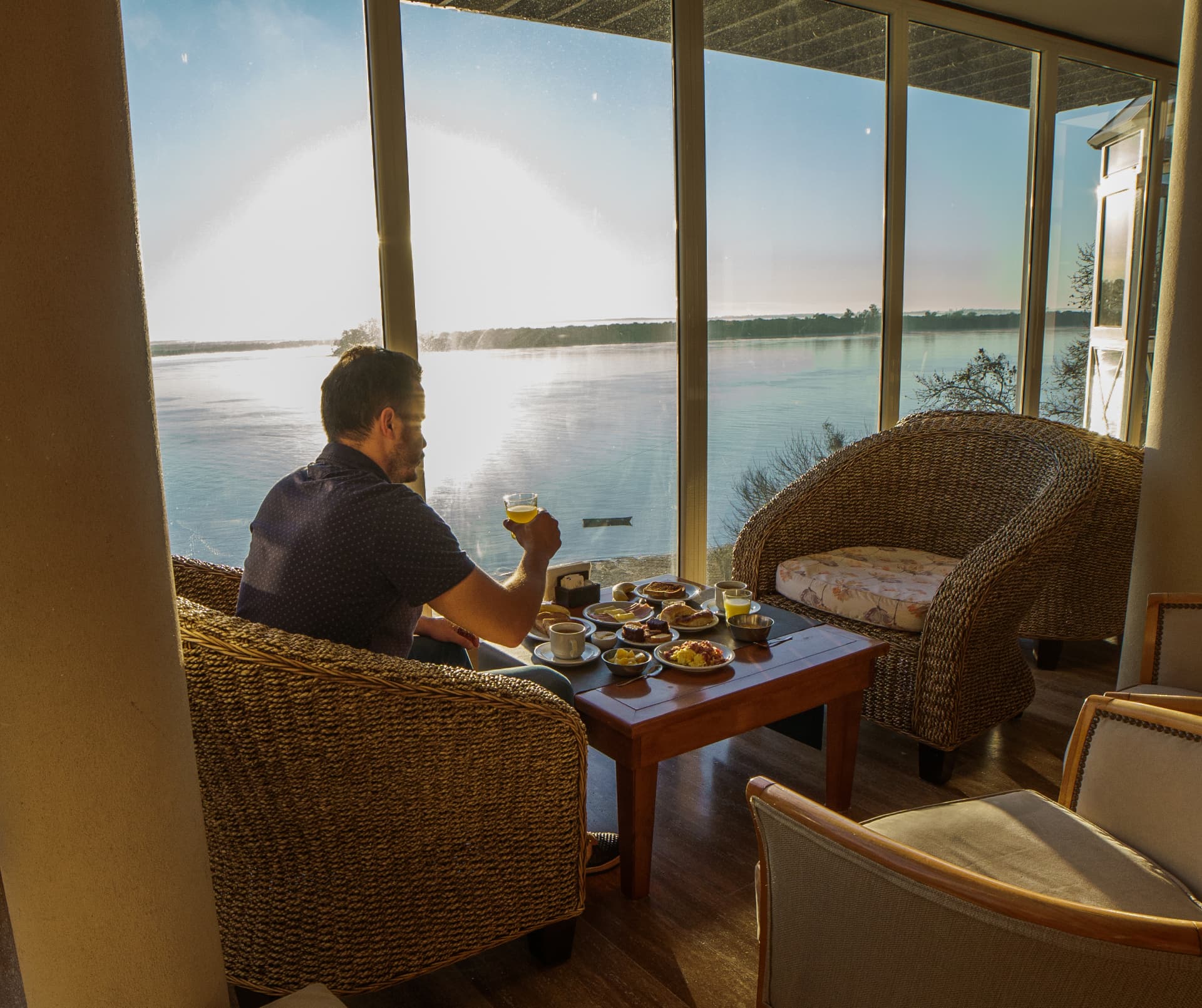 Desayuno con vista al río en Hotel Costarenas